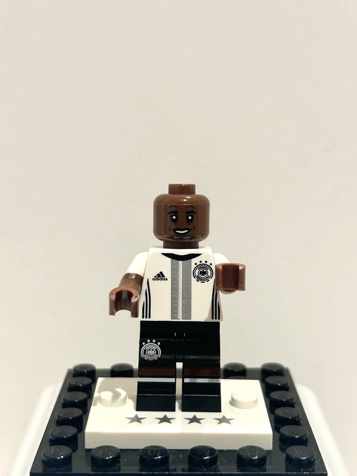 infinitybricks8's tweet image. Solid as a rock in the backline. Jerome Boateng is here to shut down any attack and secure the win 🧱

#LEGO #LEGOminifigures #LEGOcollection #LEGOcommunity #LEGOaddictAFOL #LEGOreseller #LEGOforsale #JeromeBoateng #LEGOSoccer #DFBTeam #FootballCollector