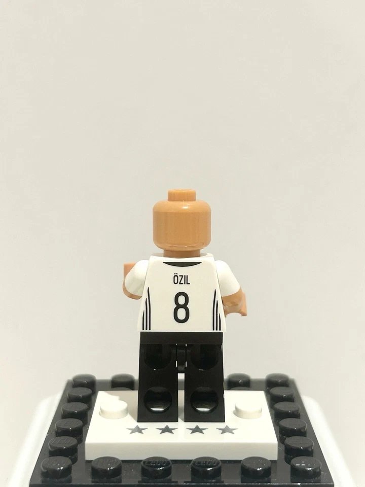 infinitybricks8's tweet image. Finding the perfect pass! Mesut Ozil brings his incredible vision and creativity to the game, now in LEGO form🎯

#LEGO #LEGOminifigures #LEGOcollection #LEGOcommunity #LEGOaddictAFOL #LEGOreseller #LEGOforsale #MesutOzil #AssistKing #LEGODFB #Euro2016 #Playmaker