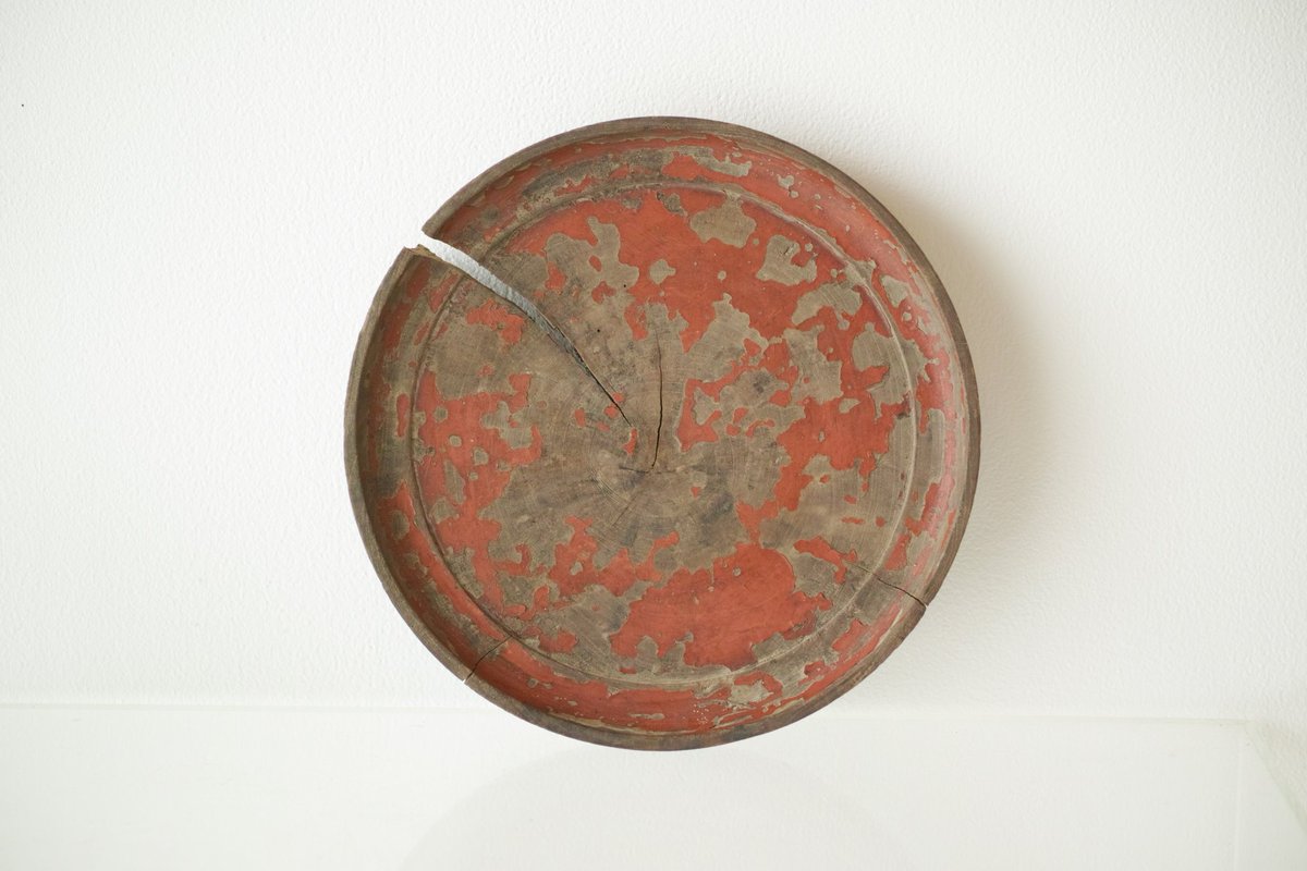 仕入れてすぐ売れてしまい、慌てて写真だけ撮らせてもらった琉球王国時代の盆。デイゴの木で作られており、カラッと軽量。割れ方まで気持ち良い。表と裏どちらも絶景で見応えあり。出会って別れるまでが早すぎた、、、

今日も開いてます。