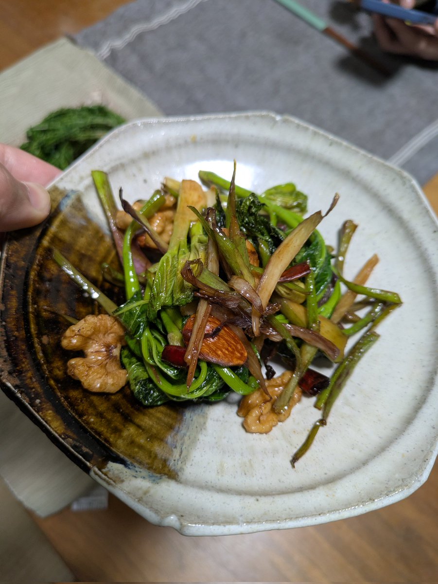 山独活はきんぴらに。うちではミックスナッツ入りにしていて、こうすると香ばしさとコクが増すのです。