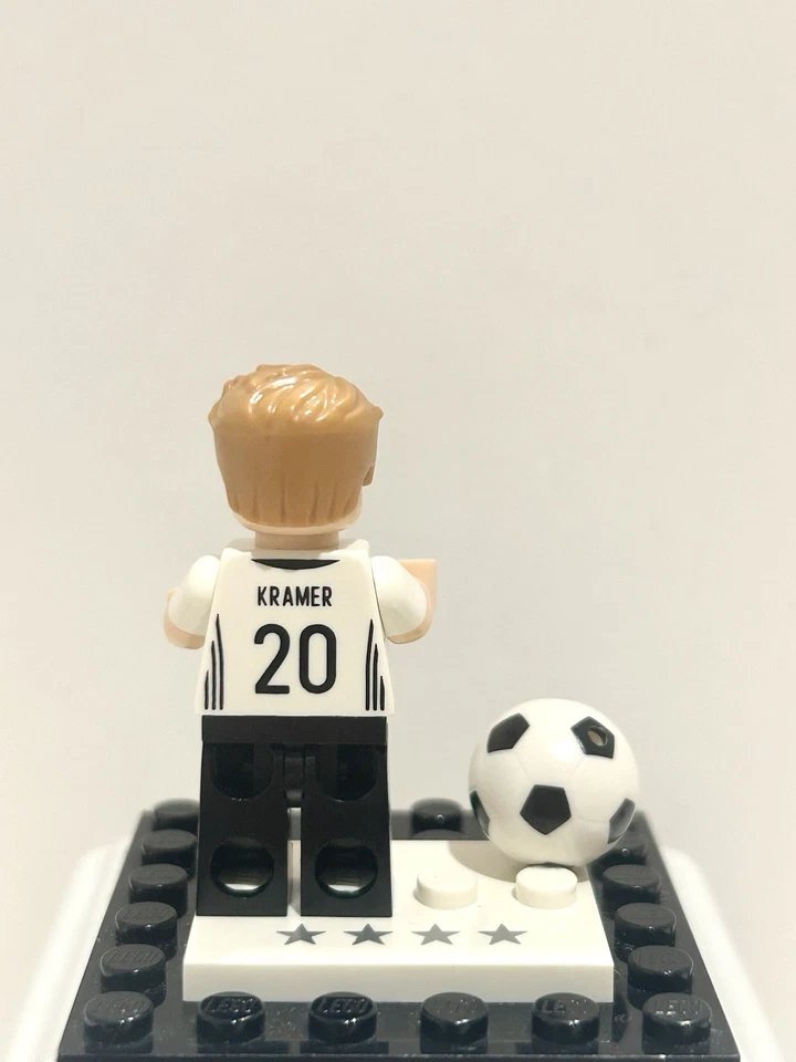infinitybricks8's tweet image. The engine room of the team! Christoph Kramer is tirelessly covering every blade of grass on the pitch 🔋

#LEGO #LEGOminifigures #LEGOcollection #LEGOcommunity #LEGOaddictAFOL #LEGOreseller #LEGOforsale #ChristophKramer #LEGOMinifigures #DFB #GermanTeam #SoccerLife
