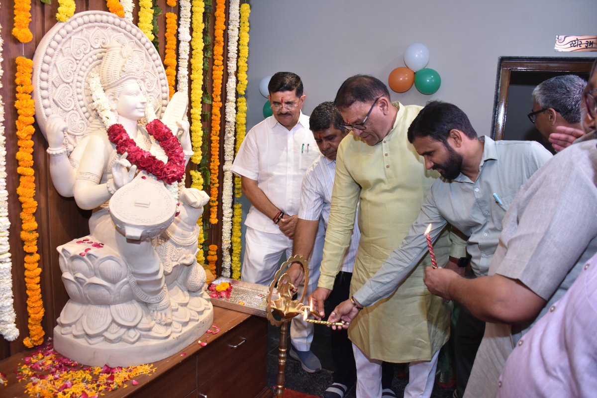 infomahesanagog's tweet image. મહેસાણા જિલ્લા પુસ્તકાલય ખાતે અત્યાધુનિક વિદ્યાર્થી અધ્યયન ખંડ'નું લોકાર્પણ કરવામાં આવ્યું. 
હવે શાંત અને સુવિધાજનક વાતાવરણમાં યુવાનો પોતાની કારકિર્દીને નવી ઊંચાઈઓ આપી શકશે. 📖🚀

#mehsana #librarylife #gujaratgovernment 
@CMOGuj @InfoGujarat @CollectorMeh @ddo_mehsana