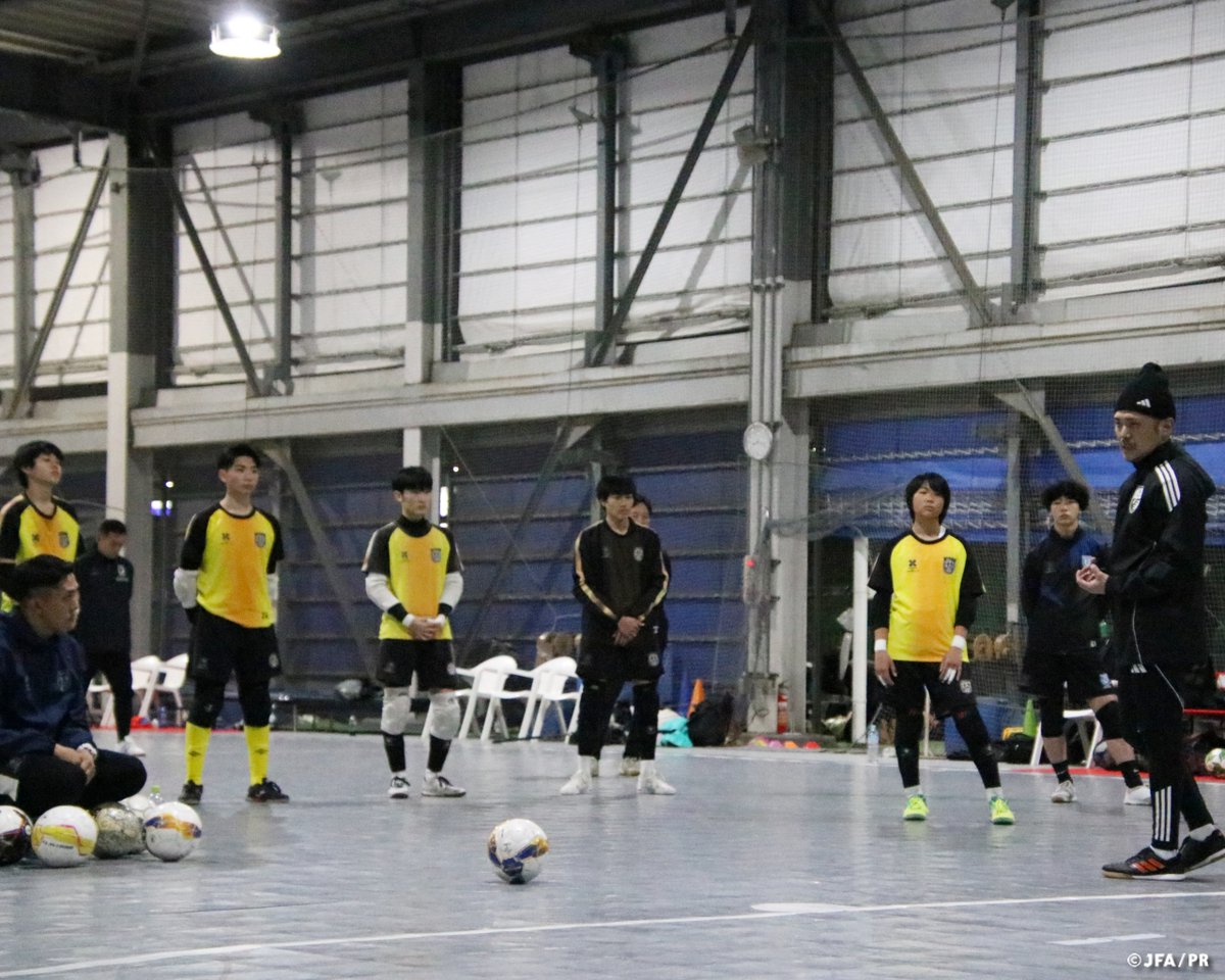 JFA's tweet photo. JFAフットサルGKプロジェクト主導で2023年よりFリーグと連携しながら実施している育成年代(U-18)のGKを対象とした巡回指導⚽
今回は3/26(木)に立川アスレティックFCで開催しました。

同クラブの下部組織所属の10選手が参加した今回のトレーニングでは、トップチームの松原GKコーチも参加し、強度・レベルの高いメニューに全員で声をかけ合いながら取り組みました。

多くの選手が昨年も参加し、1年ぶりの再会で技術レベルの向上が見られ、内山コーチは日常のトレーニングで意識して取り組んでいる成果であると選手たちの取り組みを評価すると共にトップカテゴリーでの活躍に向けて今後も向上心を持って自分と向き合うことの重要性を伝えました。

参加選手コメント💬
👤船尾翔和(府中アスレティックFC)
「今回の巡回指導では、セービングやフットセーブ、ブロックの基礎技術を中心にトレーニングを行いました。
ステップや起き上がり方といった細かい基礎的な動きの質がプレー全体に大きく影響することを学びました。また、日々のトレーニングの質を高めることの大切さを強く感じました。
今回教えていただいたことを継続して取り組むことで、自分の課題の改善にもつなげていきたいと思います。
今回の巡回指導で得た経験を活かし、より質の高い練習を心がけていきたいと思います。
この度は貴重なご指導をいただき、誠にありがとうございました」

👤田代凛太郎(府中アスレティックFCユース)
「今回のトレーニングでは、セービングやブロッキング、フットセーブといった基礎技術を中心に取り組みながら、プレーの連続性や試合を想定した状況での素早い判断と切り替えの大切さを実感しました。
高い強度の中でも自分の技術を安定して発揮することの難しさを感じると同時に、ポジショニングや立ち位置、タイミングなど細かい部分にまだ改善の余地があることにも気づきました。
一方で、ボールへの寄せるスピードなど、通用する部分も少しずつ見えてきたことは自信につながりました。
今回得た課題と手応えをしっかり受け止め、日々の練習から意識高く取り組むことで、より実戦で活かせるプレーへとつなげ、自身の成長を積み重ねていきたいと思います」

『GKプロジェクト』についてはこちら⏬
https://t.co/uiHlhxBv8s

#jfa #フットサル
#ゴールキーパー