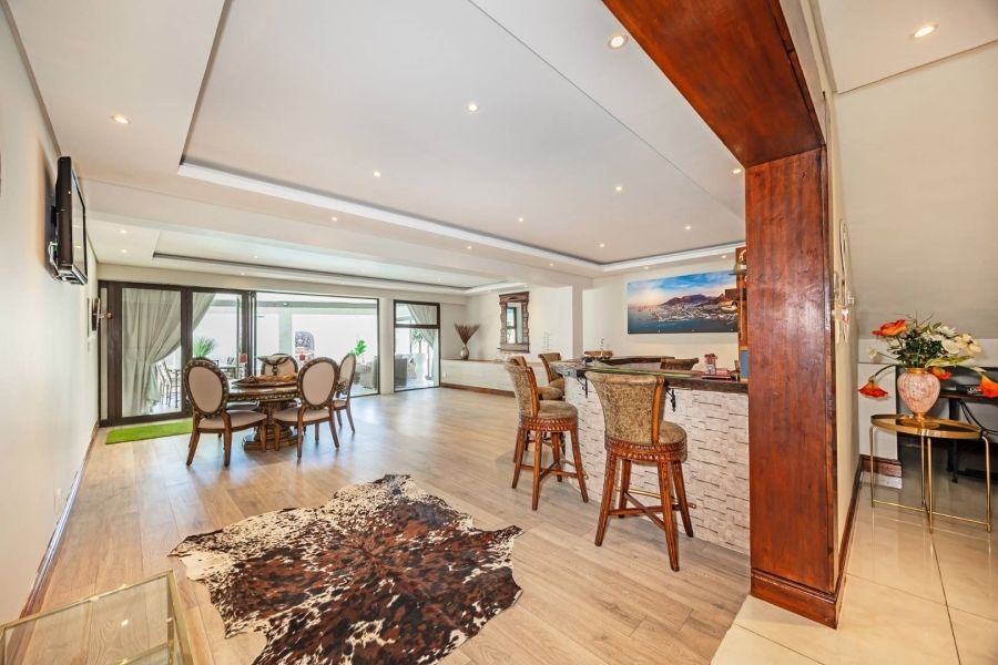 propcentralsa's tweet image. Embrace the extraordinary! View this amazing property at buff.ly/VbFWlU2 listed for R29,999,000
8 Bedrooms| 9 Bathrooms| Pet-Friendly| Pool
Follow #PropertyCentral for #EXTREME property
#HomeGoals #LuxuryLiving #BaronetcyEstate
