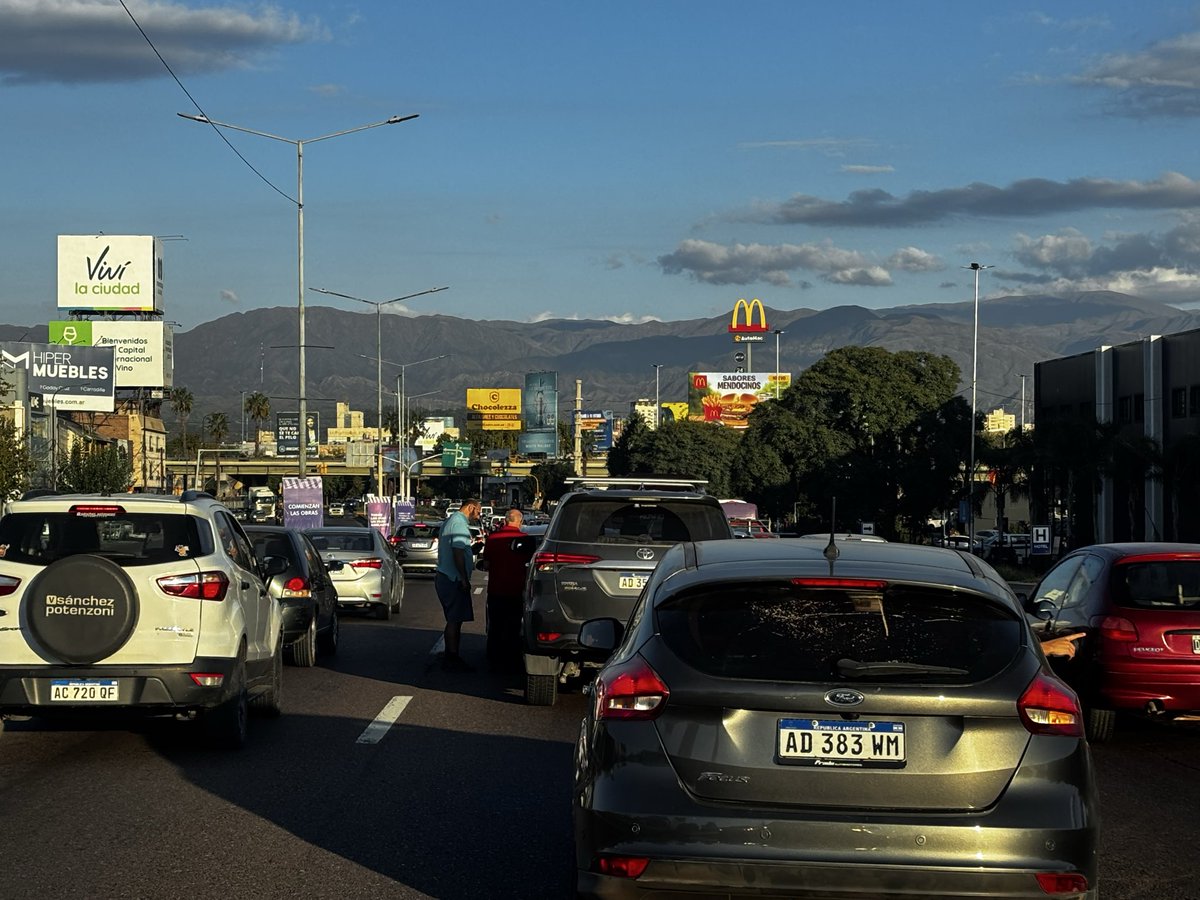MATIPASCUALETTI's tweet photo. TRÁNSITO 🚨🚨🚨
Choque leve en Acceso Este, a metros del nudo vial, mano al centro. Tránsito con demoras. El choque es sobre el carril central @radionihuil https://t.co/pjZ5n5RsRP
