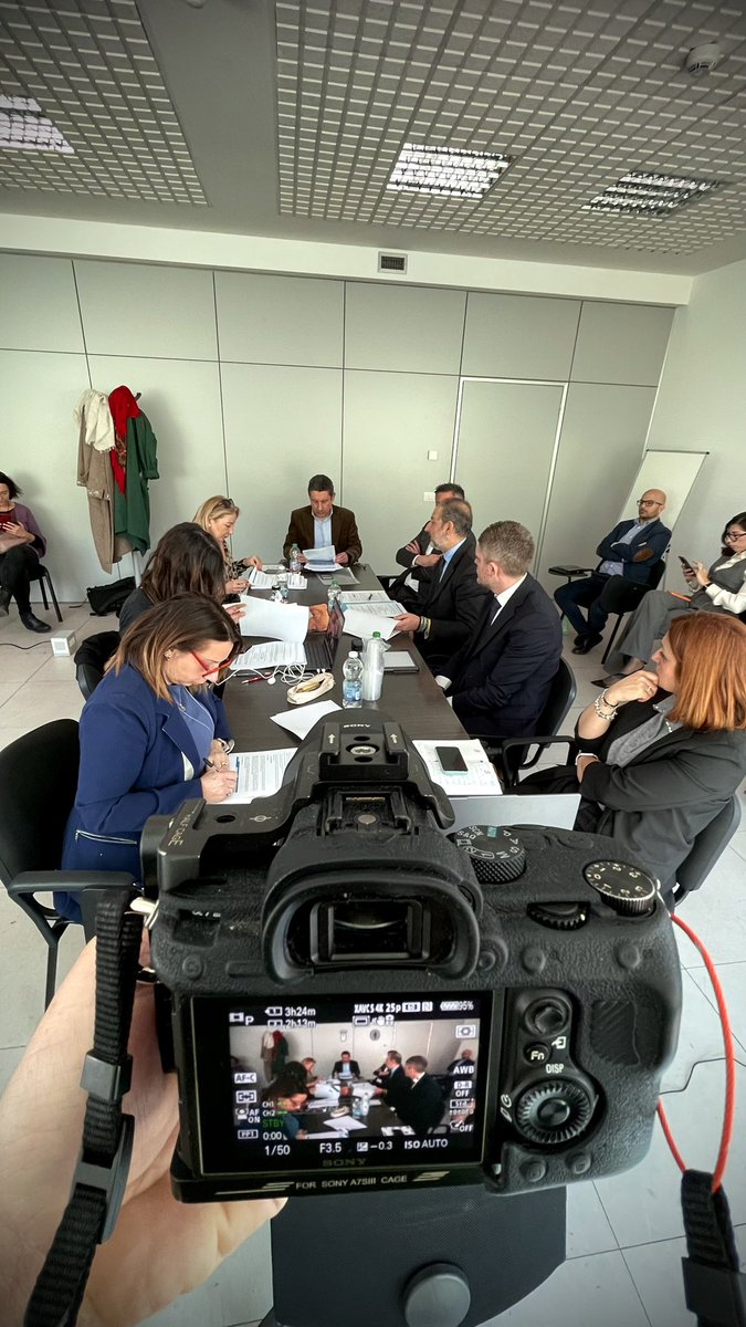 DPbox's tweet photo. Stamattina riprese per il #TGLab 755 alla trattativa per i #lavoratori di #mondoconvenienza e #irismobili @FisascatCisl75 https://t.co/jBw34ADtNH