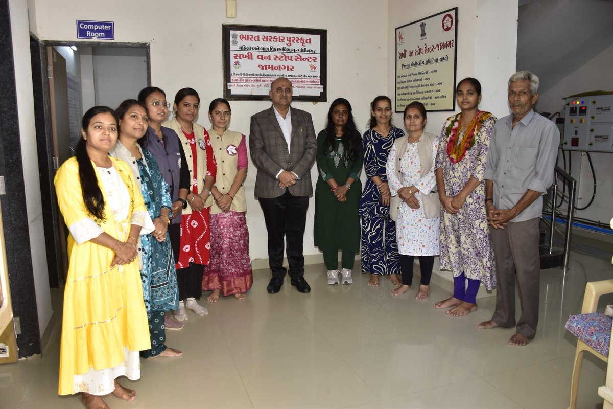 જામનગર જિલ્લા કલેક્ટરશ્રી કેતન ઠક્કરે સરકારી ડેન્ટલ કોલેજ પાસેના સખી વન સ્ટોપ સેન્ટરની મુલાકાત લીધી

૧૧ દીકરીઓને દીકરી વધામણા કીટ અને એજ્યુકેશન કીટનું વિતરણ કર્યું