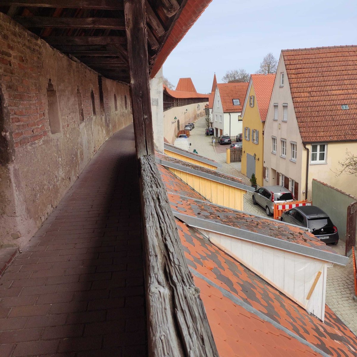 kanyu___'s tweet photo. 進撃の巨人のモデルになったと言われているドイツのNördlingen(ネルトリンゲン)という街に聖地巡礼で行ってきました。
小さな町が完全に壁で囲われていて、その壁の上を歩きながら団員の気持ちを想像するなど出来ました。

#進撃の巨人 #聖地巡礼 https://t.co/oqJIGZqxMV