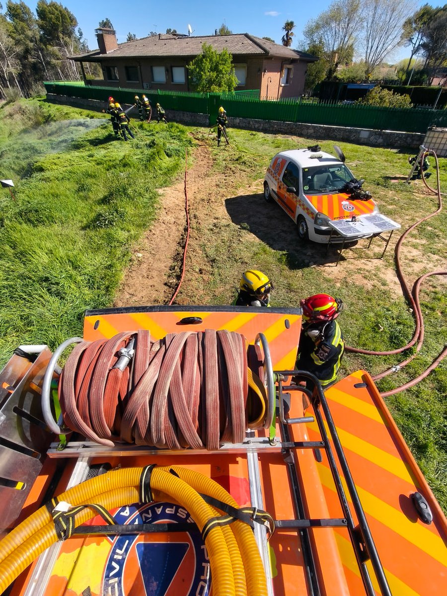 PCVillalbilla's tweet photo. 🚒🔥 INSTRUCCIÓN CONTRA INCENDIOS

Seguimos reforzando nuestra capacidad operativa con sesiones de instrucción específicas:

🔥 Grandes tendidos
🌲 Incendios forestales
🚒 Ataque directo e indirecto
🛡 Protección y prevención

⚠️ En emergencias no se improvisa.
👉 Se entrena. https://t.co/L5lR1vZoE5