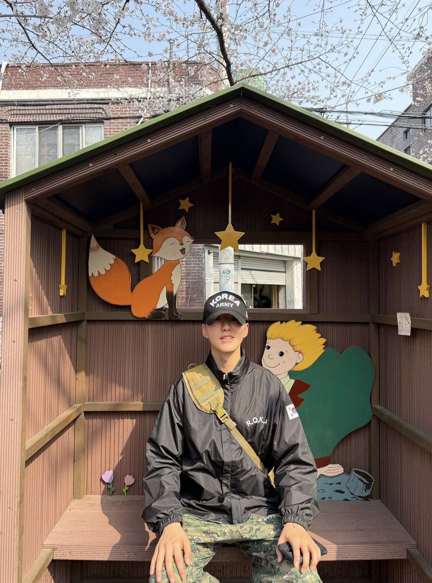 아니 이런 사진들 왜케 웃기지
본인 의지로 가서 찍었어도 웃기고  팀 육태시가  형형 저기 가서 서봐욬  저기도 가서 서봐욬 한 거였어도 웃김