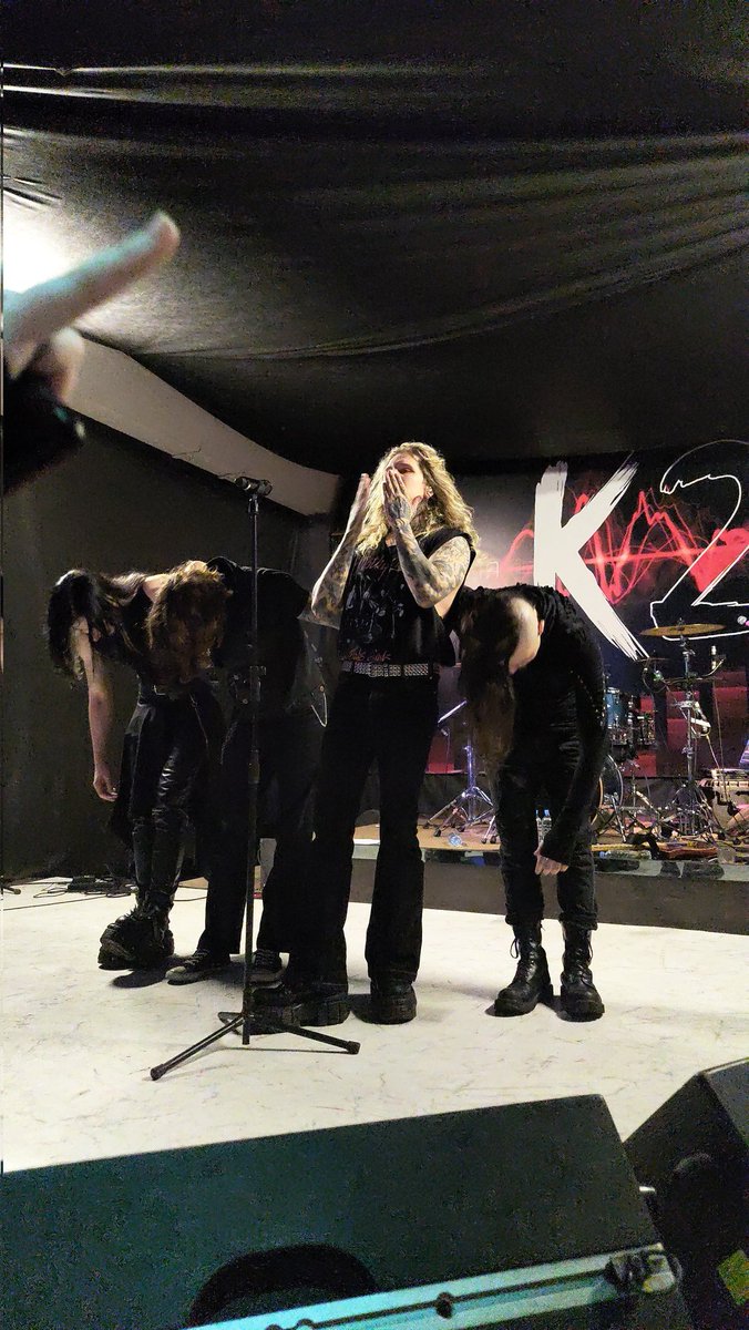 SelestuR's tweet photo. Была в субботу на концерте Neverlove. Это был мой первый концерт и я до сих пор по впечатлением. Есть видео ещё, но из-за того что я стояла рядом с колонкой звук ужасный. Так что смонтирую и выложу
#neverlove https://t.co/AifKca5xeK