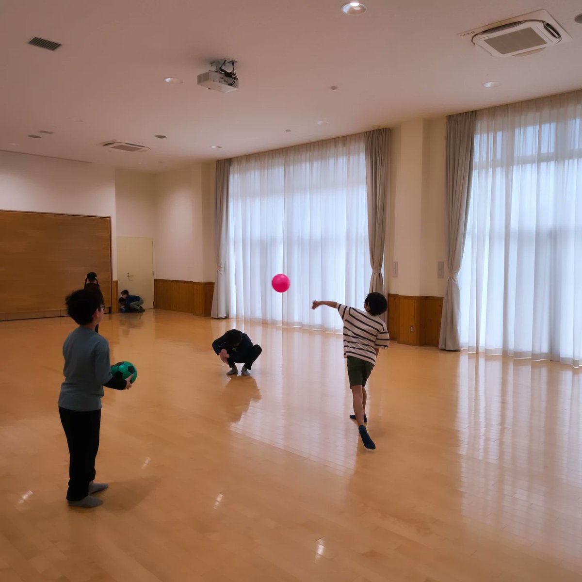 ChigasakiBBS's tweet photo. 先日、#寺子屋 に参加してきました！

今回は「ヒンメリ」をつくりました！試行錯誤しながら上手に作れました𖤐

遊びの時間はもちろんドッジボール🏐
白熱しました…！🔥

今回卒業された皆さん、改めておめでとうございます🎉
また寺子屋で会えること楽しみにしてます😊

 #BBS　#居場所
 #卒業 https://t.co/M1zzcRvcpJ