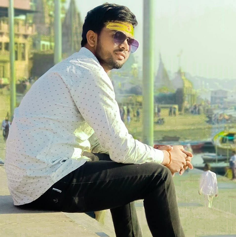yadav_sunil01's tweet photo. हम सब ने पिछले एक महीने में सब कुछ देख लिया है।

➡️महाशिवरात्रि देख लिया 
➡️बोर्ड का पेपर देख लिया 
➡️होली देख लिया 
➡️गुड़ीपडवा देख लिया 
➡️नवरात्रि देख लिया रमजान देख लिया 
➡️गैस के शॉर्टेज देख लिया 
➡️अमेरिका ईरान इजरायल युद्ध देख लिया 

➡️बस लॉकडाउन न देखना पड़े !

बस ईश्वर से यही प्रार्थना करे कि जो अमेरिका ईरान इजरायल युद्ध चल रहा है बंद हो जाए क्योंकि अगर लॉकडाउन लग गया न तो फिर हम एक दो साल पीछे चले जाएंगे।

क्योंकि मैं जीवन के उस पड़ाव पर हु कि जीवन मे एक दो साल पीछे नहीं जा सकता क्योंकि घर वाले कुछ उम्मीद लेकर बैठे हैं कि मुझे कुछ करना है।

शायद आप सभी को भी कुछ करना है जिनकी उम्र 20- 30 साल के बीच में है।
कामना, धमाना, लोगो का कोसना चलता रहेगा बस जीवन पीछे न जाए रुके नहीं चलता रहे।
