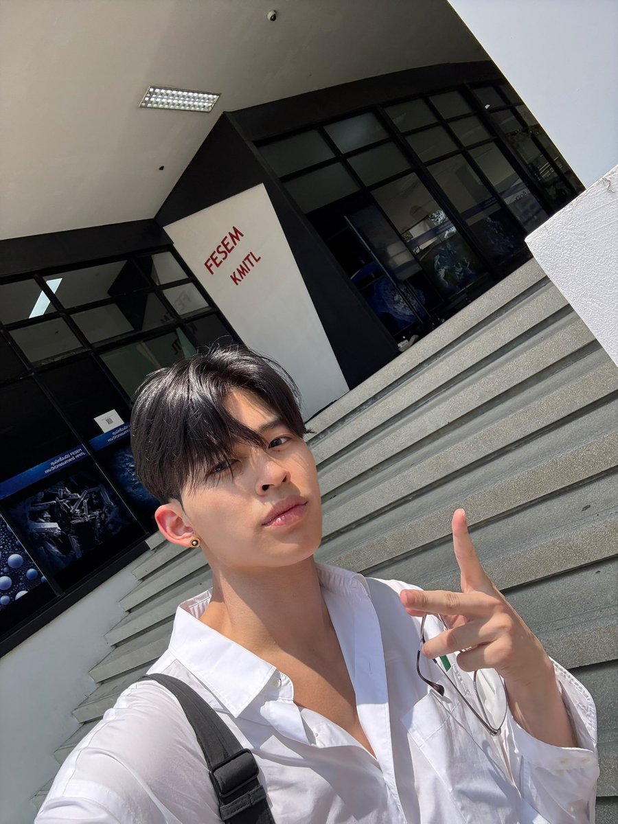 โคตรรักพี่ปอนด์วิดวะ ชุดนักศึกษาใส่แว่นหน้าสด ที่หนึ่งในใจอะ