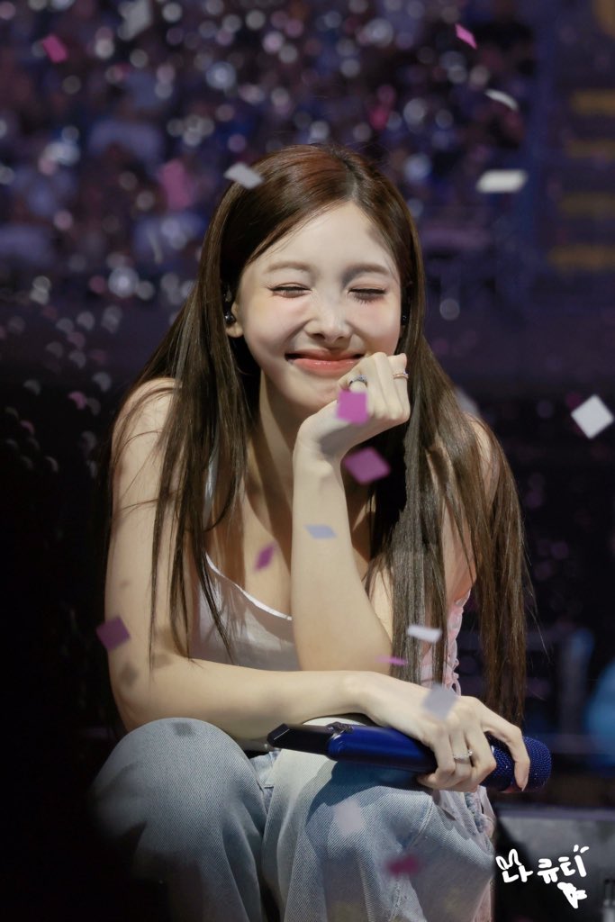 Her smile can heal the world

#TWICE #NAYEON