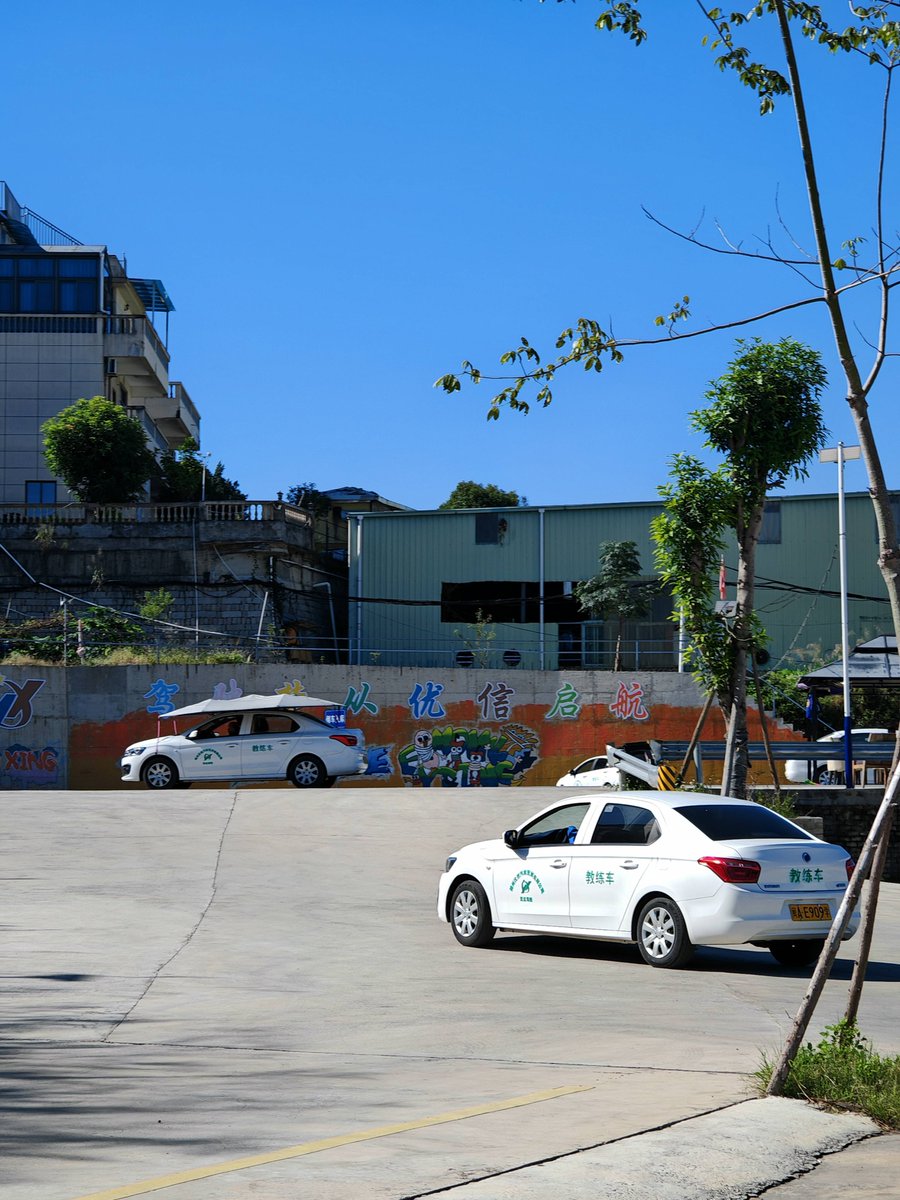 Белый tweet media