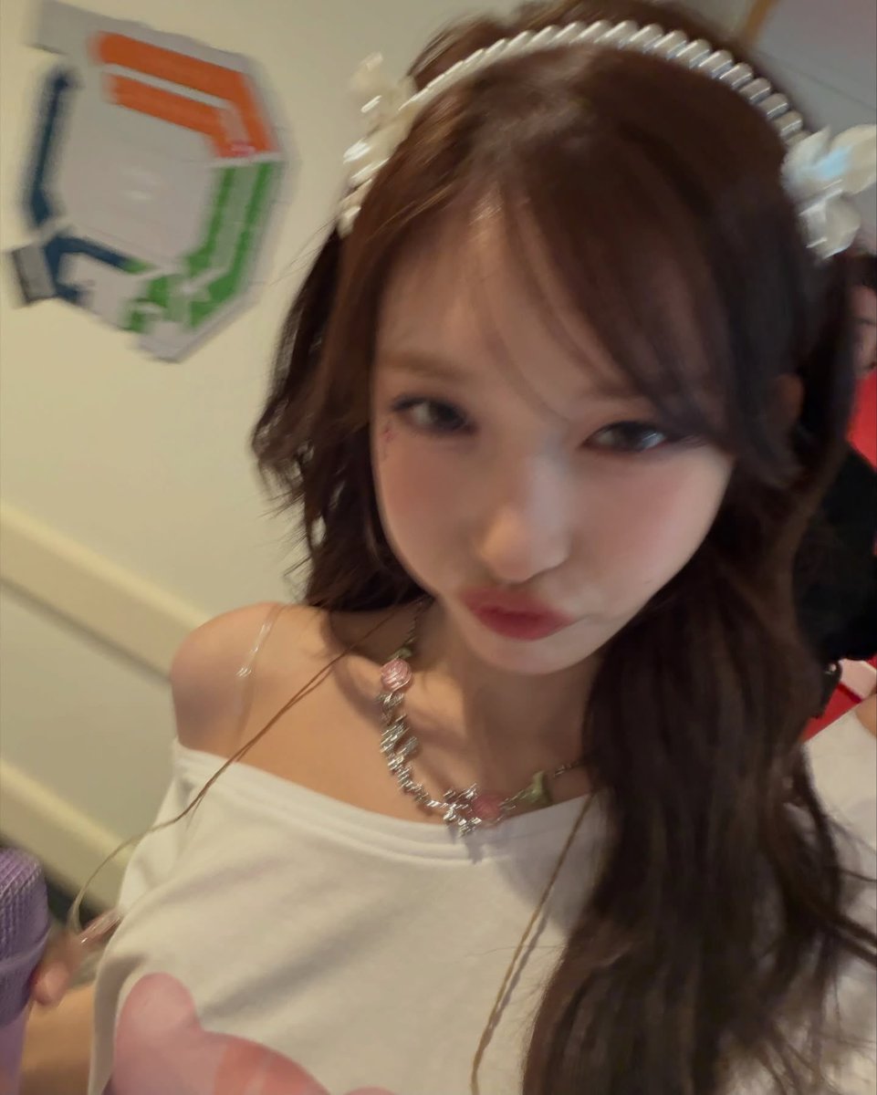 Little Leeseo tweet media