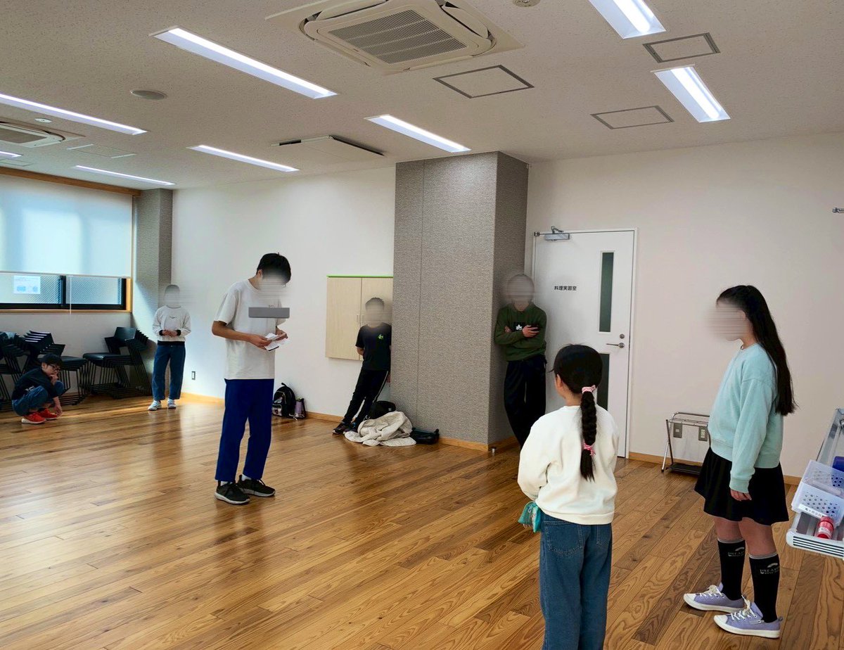 hatokawa_poteto's tweet photo. 先日、今年度かるた練習会に参加してくれた子どもたちへお楽しみ会を開きました✨レクをしたり6年間参加してくれた子へジュニア手作りの証書授与したり…🧑‍🎓
1年間お疲れ様！みんなありがとう！
引き続き来年度も頑張ります⭐️
#鳩ヶ谷 #鳩ヶ谷ジュニアリーダー https://t.co/bBsA4pw2y2