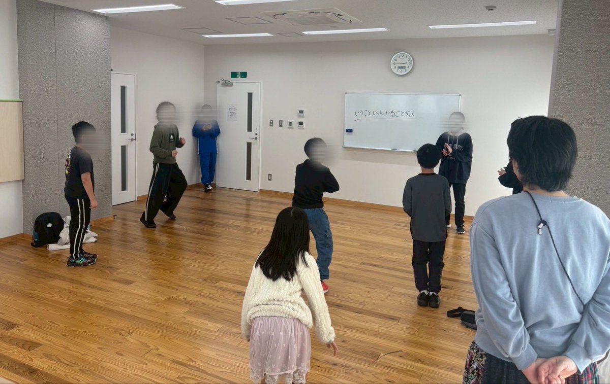 hatokawa_poteto's tweet photo. 先日、今年度かるた練習会に参加してくれた子どもたちへお楽しみ会を開きました✨レクをしたり6年間参加してくれた子へジュニア手作りの証書授与したり…🧑‍🎓
1年間お疲れ様！みんなありがとう！
引き続き来年度も頑張ります⭐️
#鳩ヶ谷 #鳩ヶ谷ジュニアリーダー https://t.co/bBsA4pw2y2