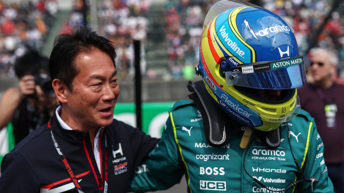 RubCanales's tweet photo. 🚨 Fernando Alonso tendría motivos para ser quien más criticara a Honda, y está haciendo justo lo contrario.

➡️ En lugar de criticar abiertamente que Honda cambiara de departamento a sus ingenieros de F1, como hizo Newey, o de clamar por radio que "esta es la mayor mierda que he pilotado", como hizo Stroll, Alonso abrazó a Koji Watanabe (máximo responsable de HRC) al bajarse del coche en Suzuka, antes de la carrera.

➡️ Fernando ya sufrió la llegada de Honda a McLaren en 2015, pero no ignora que nadie está más abochornado que los ingenieros japoneses.

(@ASJesusBalseiro) #F1 💚🇪🇸