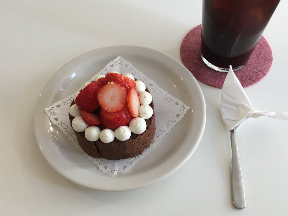 1nng_'s tweet photo. 딸기철 끝나기 전에 딸기 많이 넣어 。 。 🍓🍰 https://t.co/cDvpaZLlP1