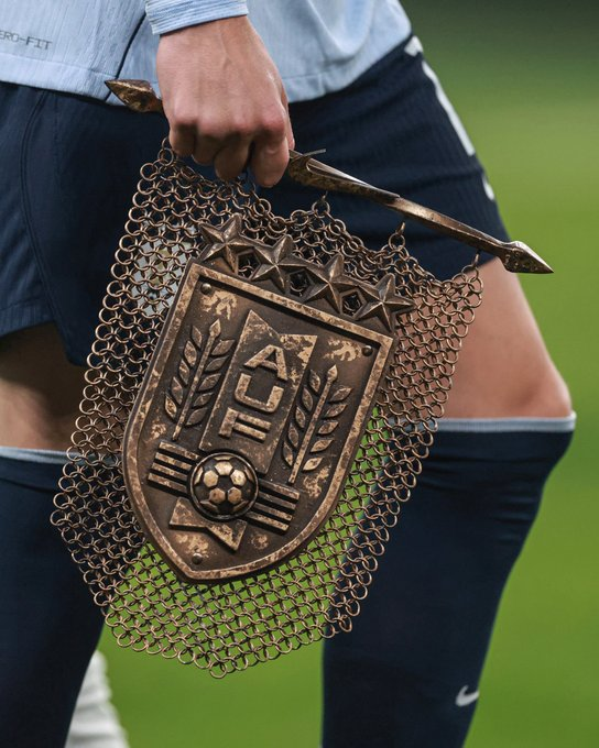 FootyZone2's tweet photo. Uruguay, İngiltere maçında özel bir zincirli flama ile sahaya çıktı 🥶 https://t.co/arjig6Gr79