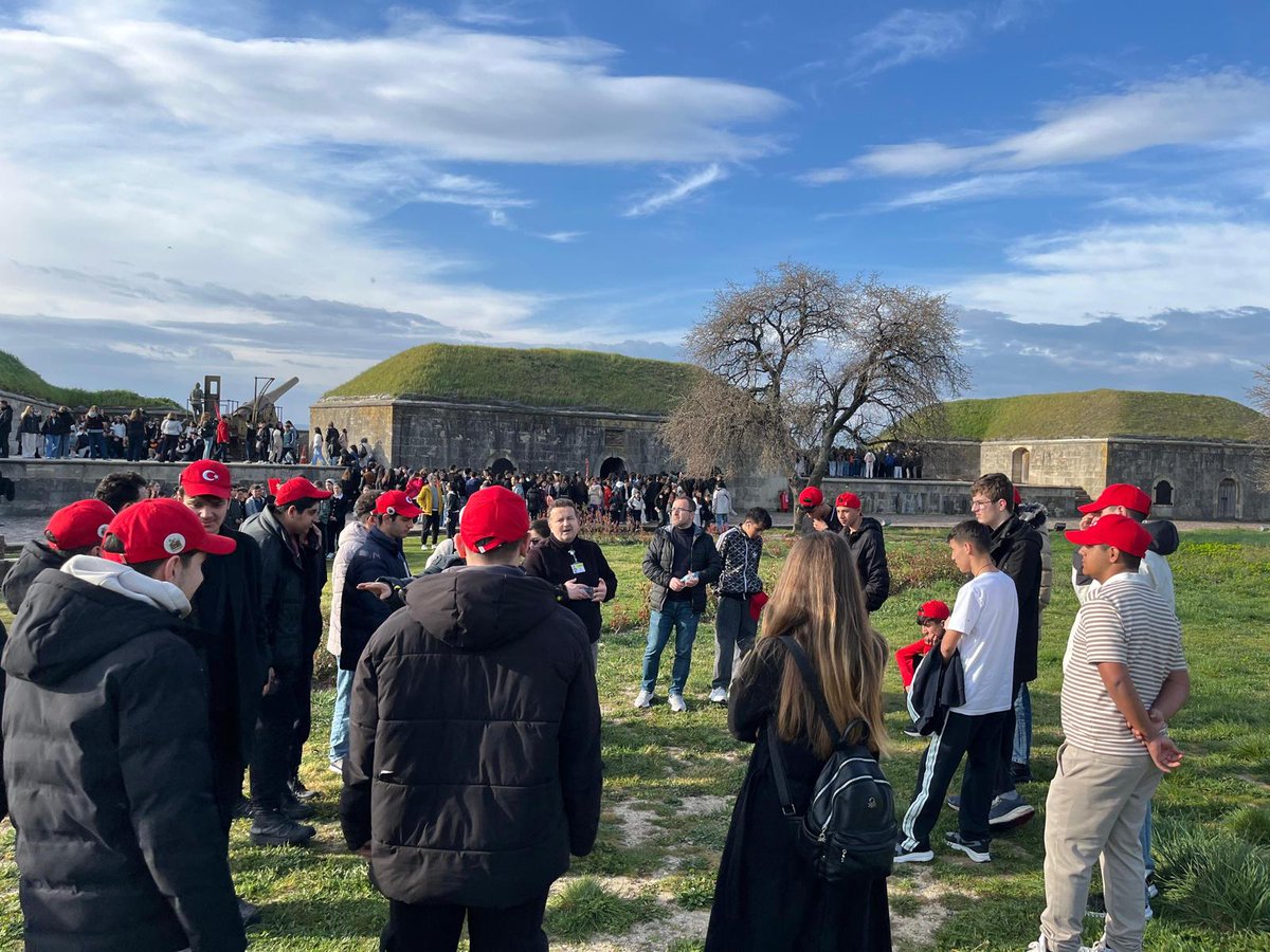kocaeliashm's tweet photo. 🇹🇷 18 Mart Çanakkale Zaferi’nin yıl dönümü münasebetiyle, Gölcük Çocuk Evleri Sitesi Müdürlüğümüzde koruma ve bakım altında bulunan çocuklarımız için “Çanakkale Şehitlik Gezisi” düzenlendi.
#ÇanakkaleGeçilmez #18Mart #TarihBilinci #Gölcük
@tcailesosyal https://t.co/aX1U1ZCzfy