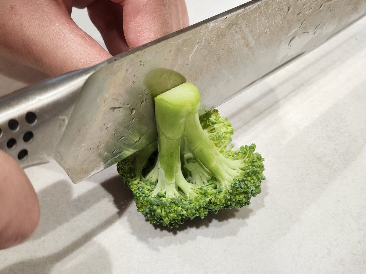 蕾がボロボロにならない切り方 ①茎側に切り込みを入れる ②手で茎側から割く 普通に切ると1枚目の画像のように蕾がボロボロになりますよね! 今回 ...