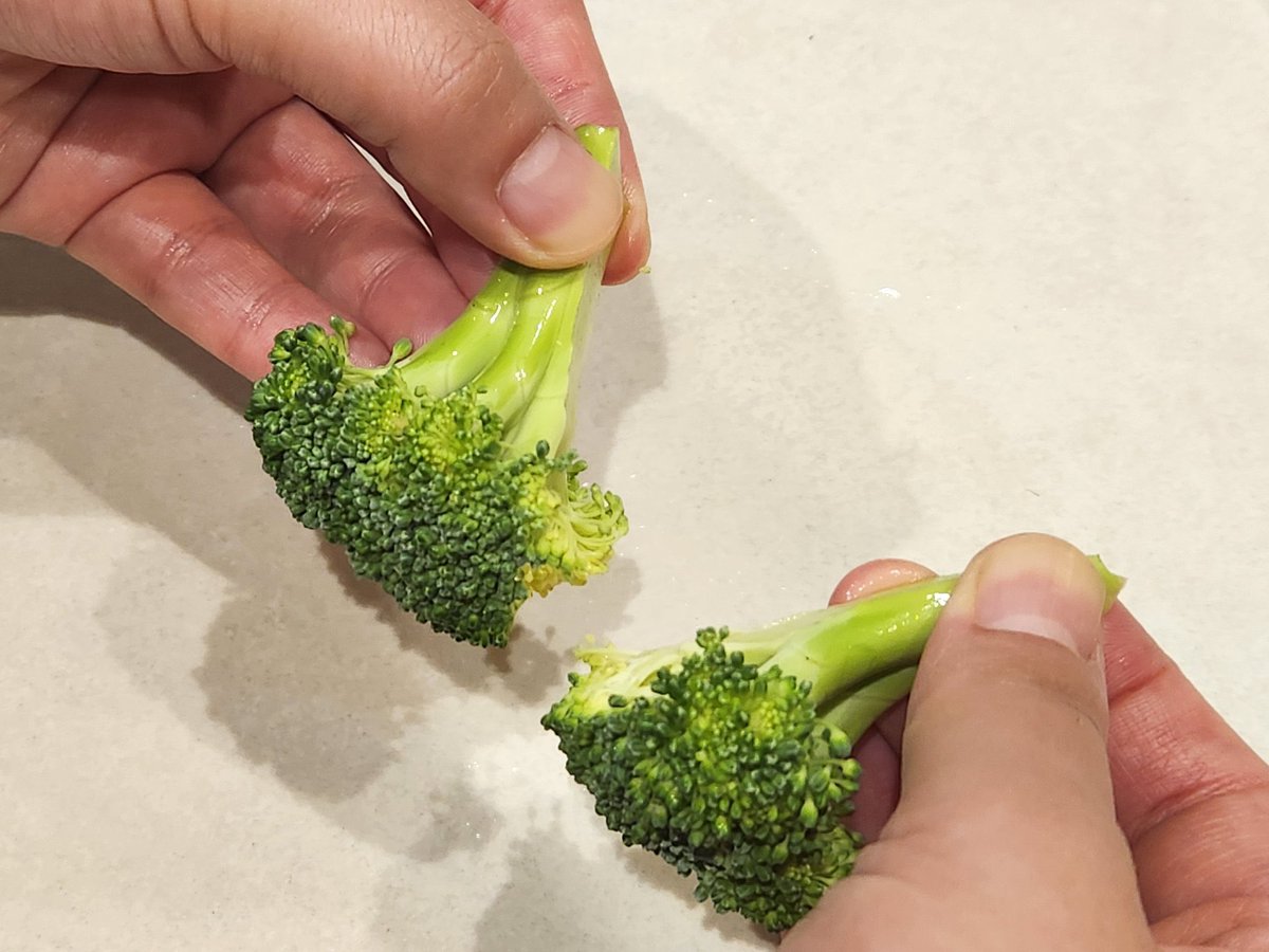 蕾がボロボロにならない切り方 ①茎側に切り込みを入れる ②手で茎側から割く 普通に切ると1枚目の画像のように蕾がボロボロになりますよね! 今回 ...