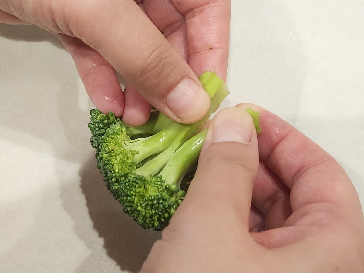 蕾がボロボロにならない切り方 ①茎側に切り込みを入れる ②手で茎側から割く 普通に切ると1枚目の画像のように蕾がボロボロになりますよね! 今回 ...
