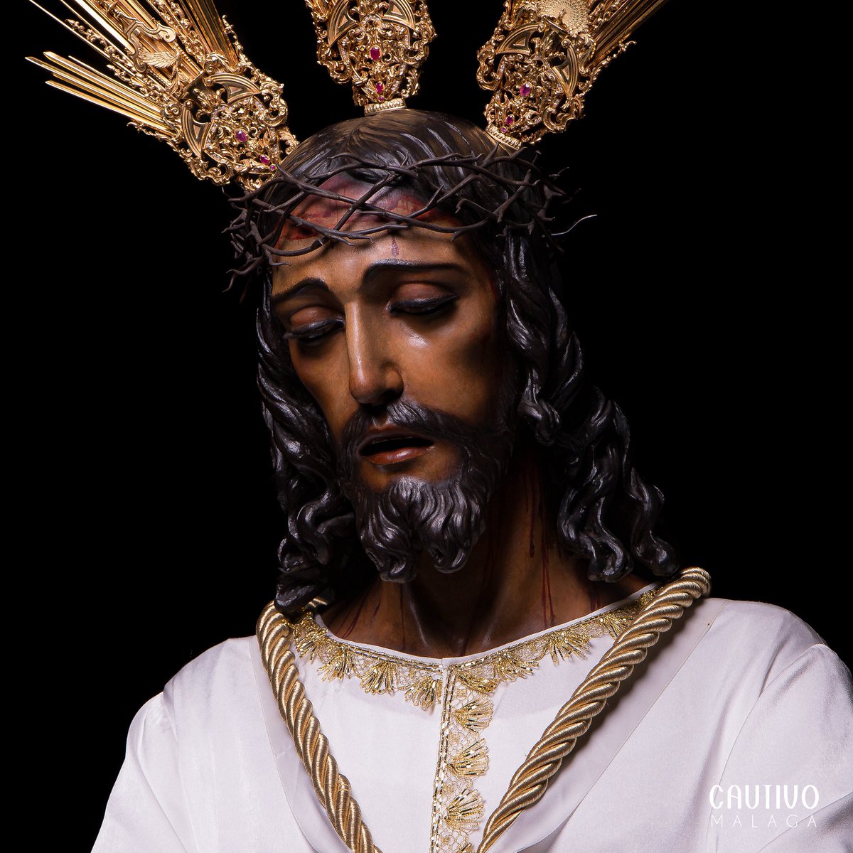 “El Cautivo sabe a familia, a raíces, a reencuentros. El Cautivo nos recuerda a los abuelos que nos trajeron aquí de la mano por primera vez. Para nosotros, el Cautivo lo es todo; es Dios con nosotros.”

Monseñor José Antonio Satué, obispo de Málaga, homilía Misa del Alba 2026.