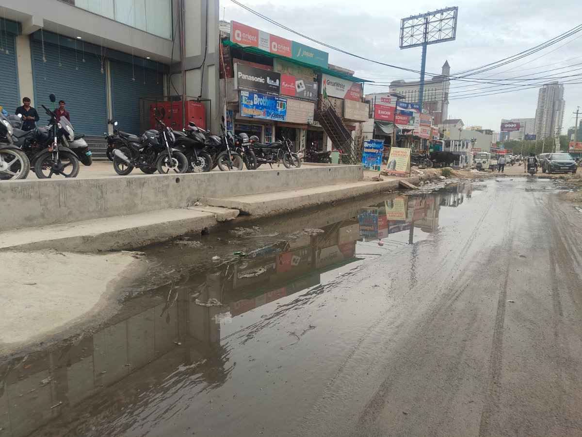 leenadhankhar's tweet image. Waterlogging and overflowing #sewage on Badshahpur–Kadarpur Road has turned daily life into a #struggle. This is the so-called millennium city, where infrastructure development is claimed to be a top priority — yet for the past six months, #residents have been dealing with the