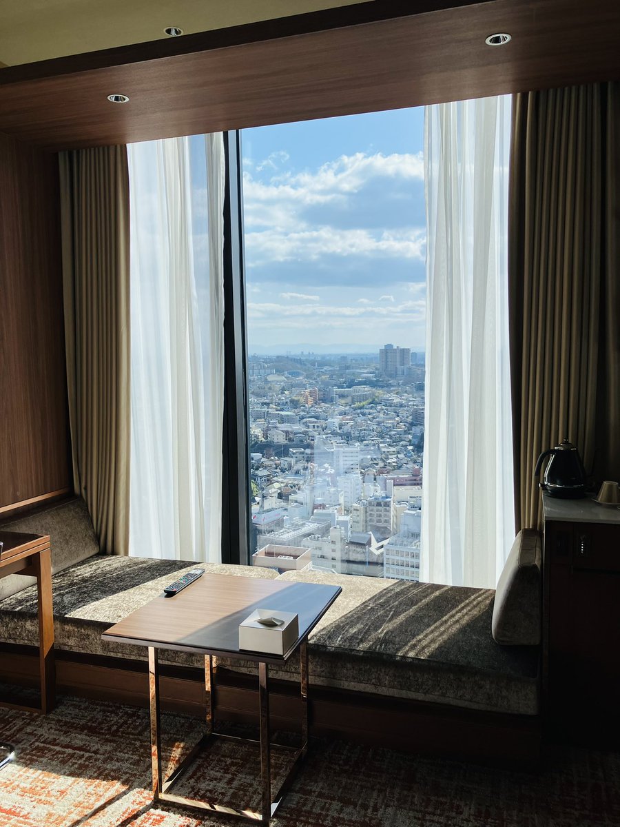 murai_rr's tweet photo. 枚方行くの初めてだったので、色々調べて散歩する予定だったんですが、むちゃくちゃ寒い日だったので、もう部屋で本読んで引きこもってました。ものすごく居心地の良い部屋で、本当にのんびりできました。
朝ごはんはたこ焼きなどのいわゆる「大阪！」って感じではないですが、美味しかったです。 https://t.co/VTyiNINCoT