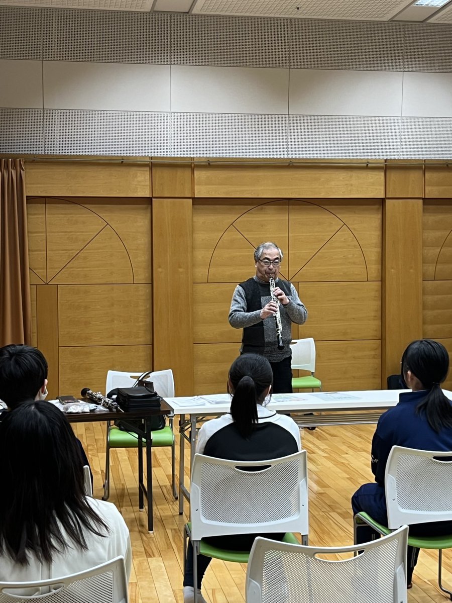 オーボエ協会盛岡講習会終了いたしました。池田肇先生の地元岩手県での信頼度は厚く、中学生から社会人まで幅広い方にお集まりいただきました。岩手県民オーケストラ星野さんのご尽力で充実した2日間。
古い楽器の調整やビブラートの講義もあり最後は美しい音色で皆さんをうっとりさせてくださいました