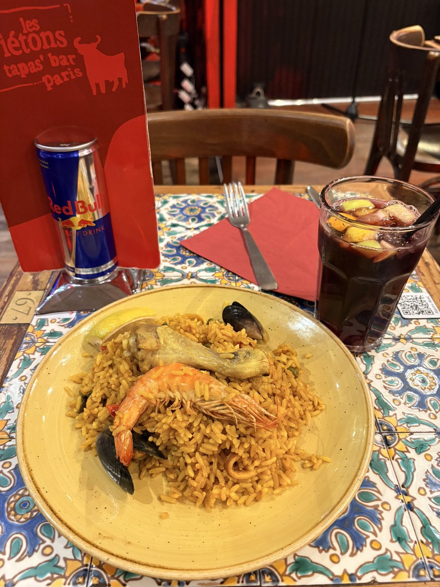 産後初？おひとりさま外食！
サングリア美味しい🥰
パエリアもボリューミーで9€はお得🥘

📌Les Piétons 
8 Rue des Lombards, 75004 Paris