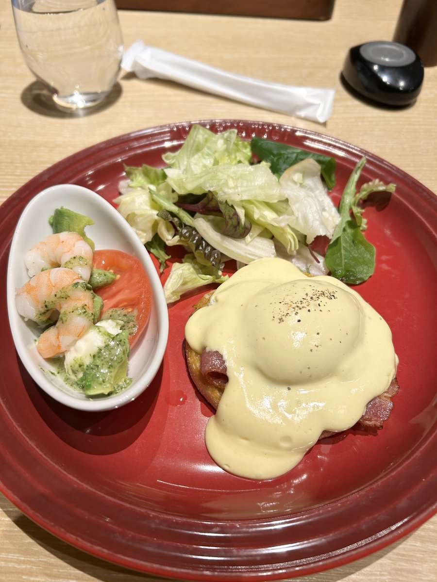 yone2840's tweet photo. 行ってみたいと思っていた、むさしの森珈琲を初訪問。店内がとにかく広く開放的。モーニングメニューも種類が豊富。エッグベネディクト&amp;海老アボカドサラダ、ブレンドコーヒー、特製ふわっとろパンケーキをオーダー。 https://t.co/4m4txAbytO