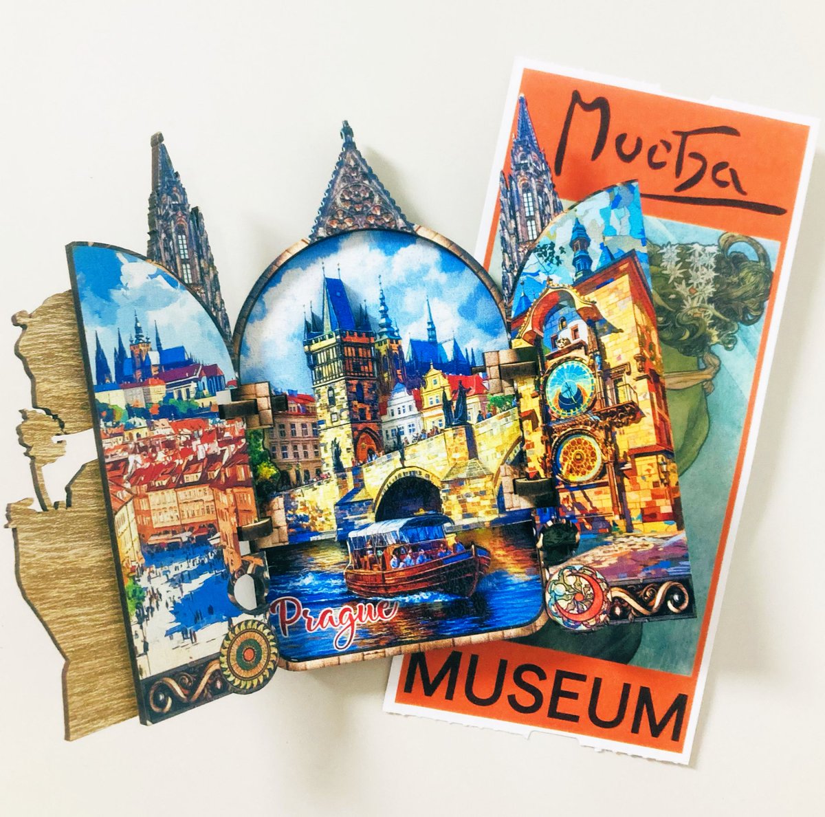 ミュシャの故郷・チェコを旅したときに、お土産屋さんで出会ったお気に入りのマグネット✨

実はこれ、開くとプラハの街並みが見える素敵な仕掛けになっているんです。

そんな小さなプラハの景色を冷蔵庫に貼って、時々ミュシャに思いを馳せています。

#我が家のミュシャ