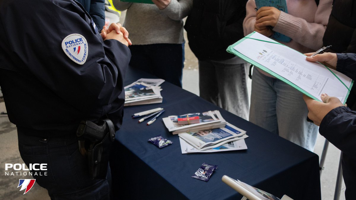 PoliceNat35's tweet image. #engagement | Ce matin, la @policenat35 étaient au collège Léontine Dolivet de Cesson-Sévigné pour un rallye citoyen.
Objectif : faire découvrir aux élèves les services de l’État et les formes d’engagement.

Un moment d’échanges autour des valeurs citoyennes.