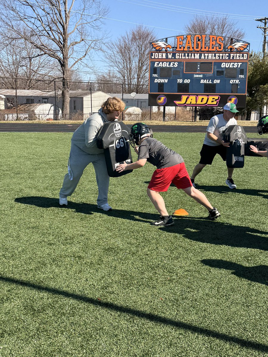 thereal_JP2029's tweet photo. Blessed for an opportunity to give back thru helping coach the O-line for KY’s 6th grade Battle of the Regions  and an organization that I’ve been blessed to get to play! Had a great time and enjoyed every second of watching these kids learn and grow. Thank you Aaron Baker & Coach Click for this amazing opportunity! #wenotme @247Sports @On3 @KYFUTURESTARS @AWilliamsUSA @CoachLewis46 @LippertScouting @kymsfa @estill_fb