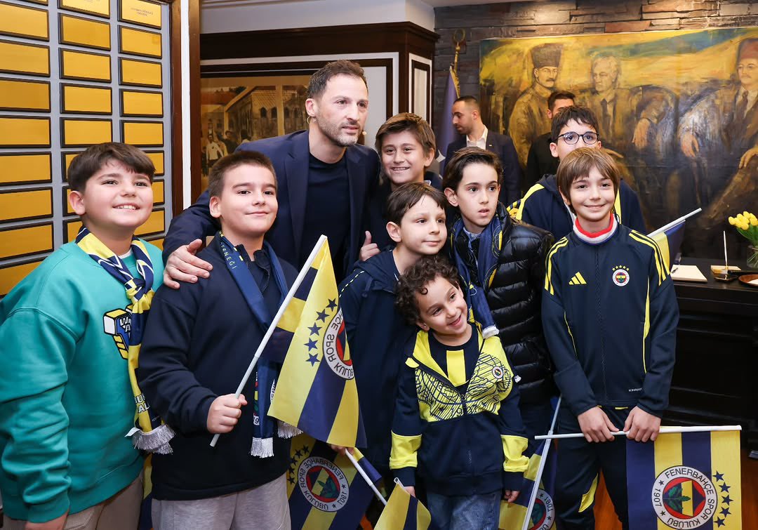 Sevdik ya,
Fenerbahçeli ilk kez mutlu oldu ya,
İt gibi kudurdular...