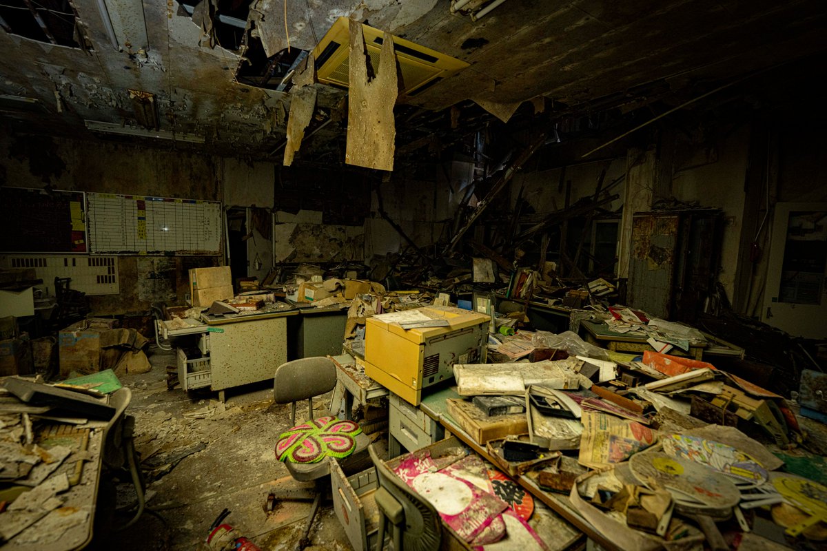 komamasa's tweet image. 朽ち果てた事務所と役満
#Abandoned  ＃Urbex　#廃墟