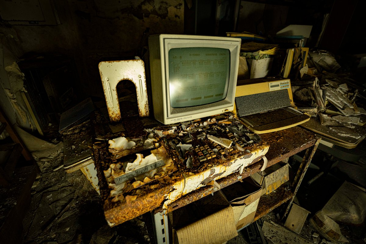 komamasa's tweet image. 朽ち果てた事務所と役満
#Abandoned  ＃Urbex　#廃墟