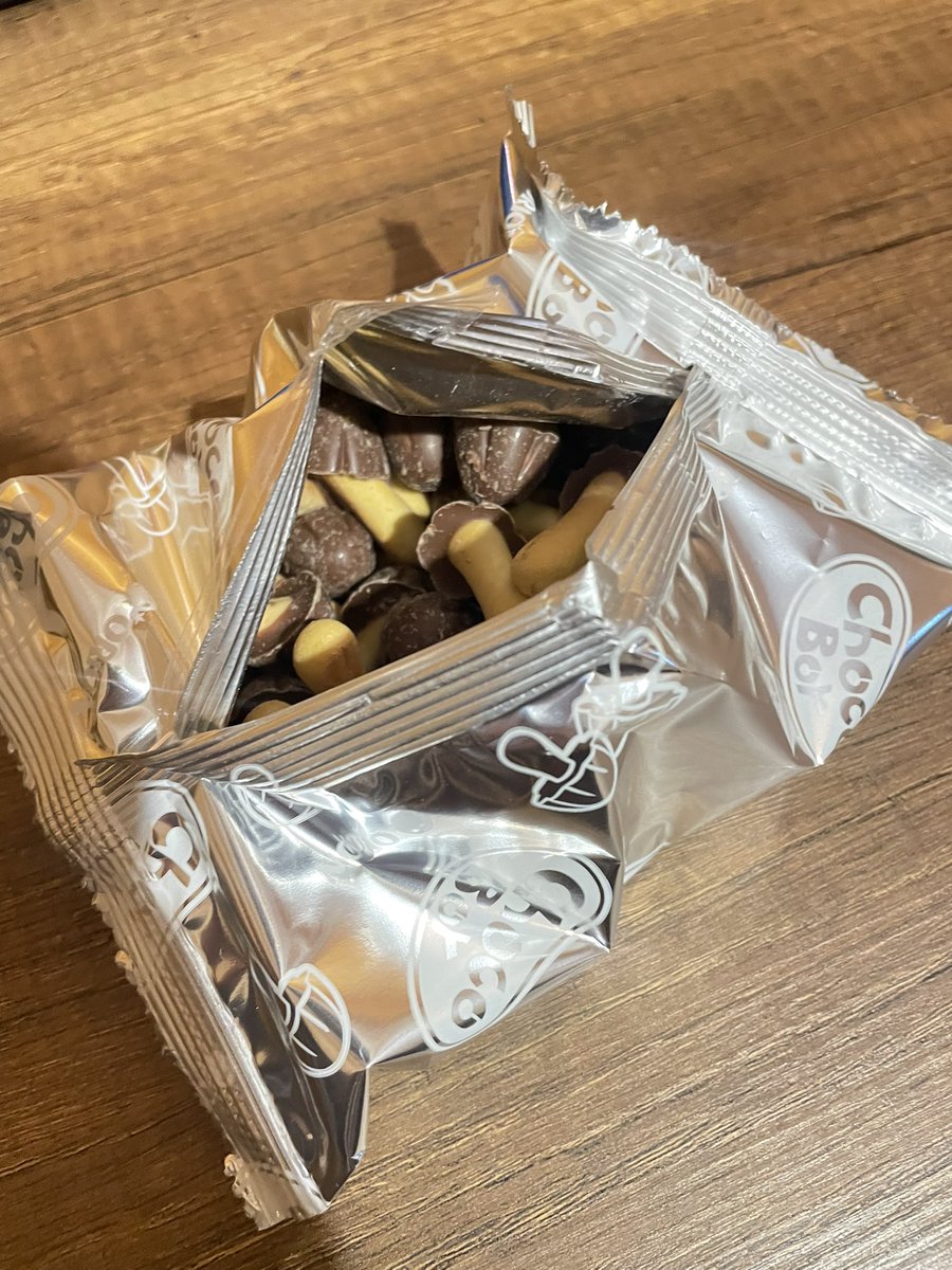 wkm2896's tweet photo. きのこの山に似てて気になっていた『Choco Boy』を食べてみたのでメモ🍄

･チョコ
砂糖の甘さが強い（きのこの山はミルクの甘さみたいなイメージ）

･ビスケット
若干塩味を感じた

【総括】
おいしい！けど、きのこの山とは別だと思って食べた方がいいかも🤔 https://t.co/b2GnDwCWUZ