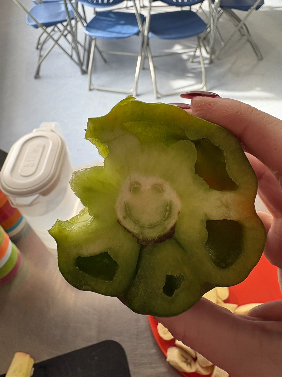 FunHouseLinkCl1's tweet photo. Preparing snack for after school and found this very happy pepper 🫑😁 @FrodManor @Applebees_mh https://t.co/K4oHpjONtx