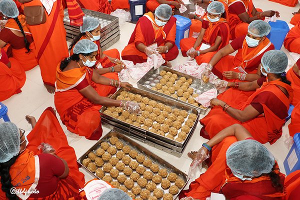 ttd_updates's tweet image. 85,000 Srivari Laddus have been prepared and dispatched to Vontimitta for the Sri Sita Rama Kalyanam scheduled on April 1.

Around 300 Srivari Sevaks participated in this sacred service, completing the packing and dispatch with dedication and devotion.
#TTD #Tirumala #Vontimitta