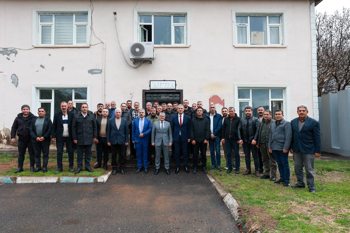 bingolozelidare's tweet photo. Valimiz Sayın Cahit Çelik, İl Özel İdaresi'ni ziyaret etti.

İl Özel İdaremiz Genel Sekreteri Sayın Enes Üçgül tarafından karşılanan Vali Çelik, ilk olarak kurumda çalışan personellerle bir araya geldi.

Daha sonra Yol ve Ulaşım Hizmetleri Müdürlüğü tarafından yürütülen çalışmalar hakkında birifing alan Vali Çelik, saha içerisinde bulunan atölyelerde incelemelerde bulundu. 

Son olarak İl Özel İdaresi bünyesinde bulunan asfalt plentini yerinde inceleyen Valimiz Sayın Cahit Çelik, teknik altyapıya ilişkin Genel Sekreterimiz Sayın Enes Üçgül'den bilgi aldı.

@celikcahit