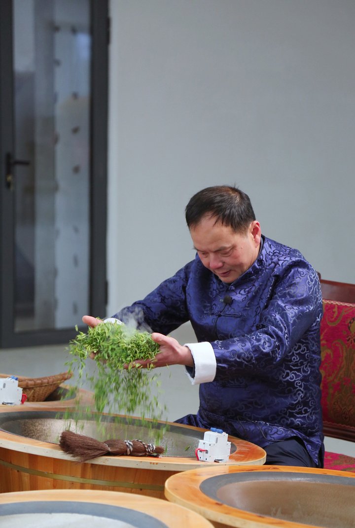 JiangsuNow's tweet image. 🍃Craftsmen in a tea farm of #Nanjing’s Lishui district have been seizing time to preserve the flavor of #spring, as the first flush of #greentea, often harvested just before Qingming Festival in April, is especially tasty and precious. #TastyJiangsu