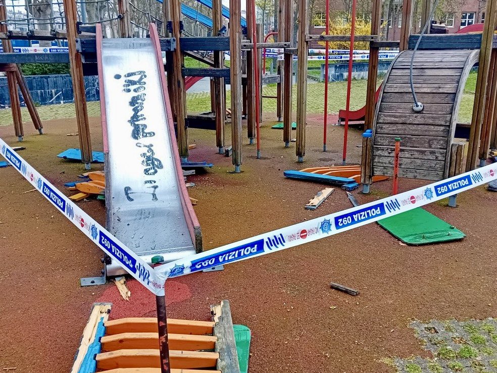 BeaArtolazabal's tweet photo. 😡 Haur-parke hau, Unibertsitate pasealekuan, honela aurkitu dugu: guztiz apurtuta eta erabilezina

❌ Esto no es una travesura. Es puro incivismo. Un espacio de juego destrozado que perjudica especialmente a las familias y a los más pequeños https://t.co/W6SLzsRLj7