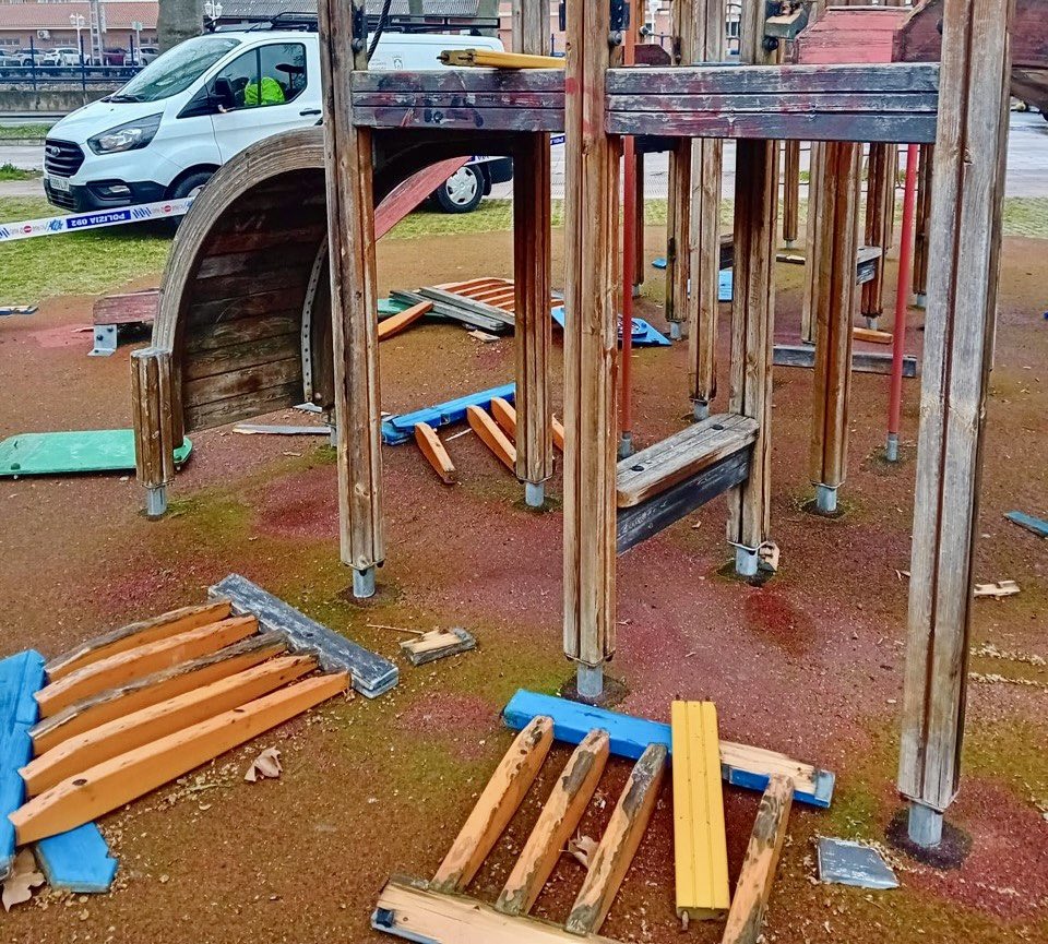 BeaArtolazabal's tweet photo. 😡 Haur-parke hau, Unibertsitate pasealekuan, honela aurkitu dugu: guztiz apurtuta eta erabilezina

❌ Esto no es una travesura. Es puro incivismo. Un espacio de juego destrozado que perjudica especialmente a las familias y a los más pequeños https://t.co/W6SLzsRLj7