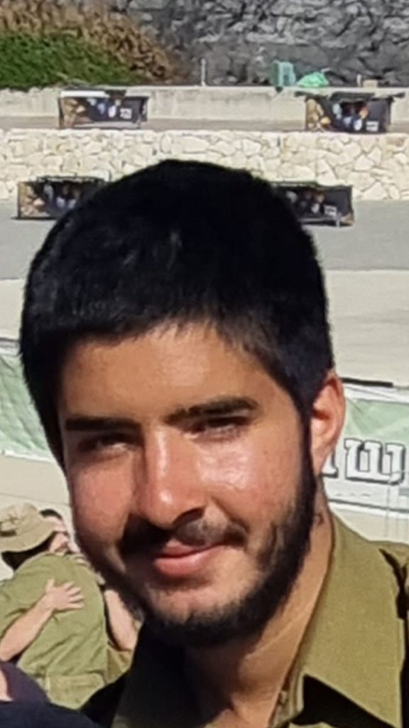 עוד לילה קשה למדינת ישראל.
עוד משפחה שמצטרפת למשפחת השכול.

סמל לירן בן ציון ז״ל. בן 19 מחולון.נפל בקרב בדרום לבנון.

יצא למשימה מתוך שליחות ולא שב.

אני מחבק את הוריו ואת המשפחה.
עם ישראל כולו עומד אתכם ברגעים הקשים האלה.

באותו אירוע נפצע קצין שריון באורח קשה.
מתפלל לרפואתו